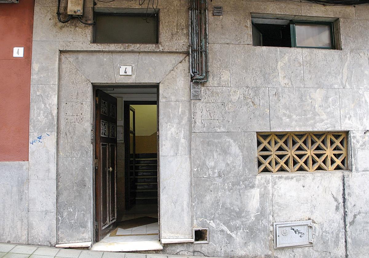 Entrada del edificio en Gijón donde se han encontrado los restos de un cadáver