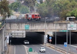 Bomberos controlan un incendio de pastos junto al túnel de Los Omeyas en la Ronda de Poniente de Córdoba