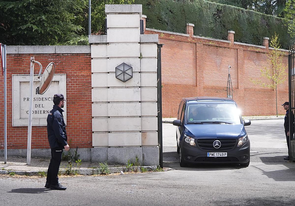 Vídeo | tensión entre Peinado y Bolaños | Foto: así salía el juez Peinado de Moncloa tras interrogar a Bolaños el pasado 16 de abril