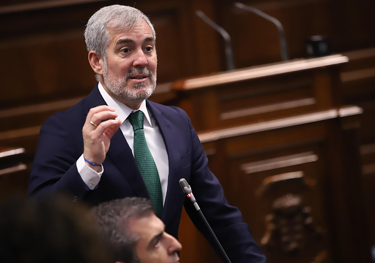 El presidente de Canarias, Fernando Clavijo, durante la sesión de control al Gobierno
