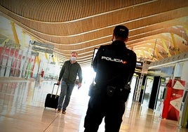 Un policía de Barajas cobraba a extranjeros para permitir su entrada en España