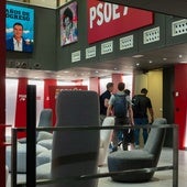 Miembros de la UCO en la sede del PSOE de la calle Ferraz el pasado viernes