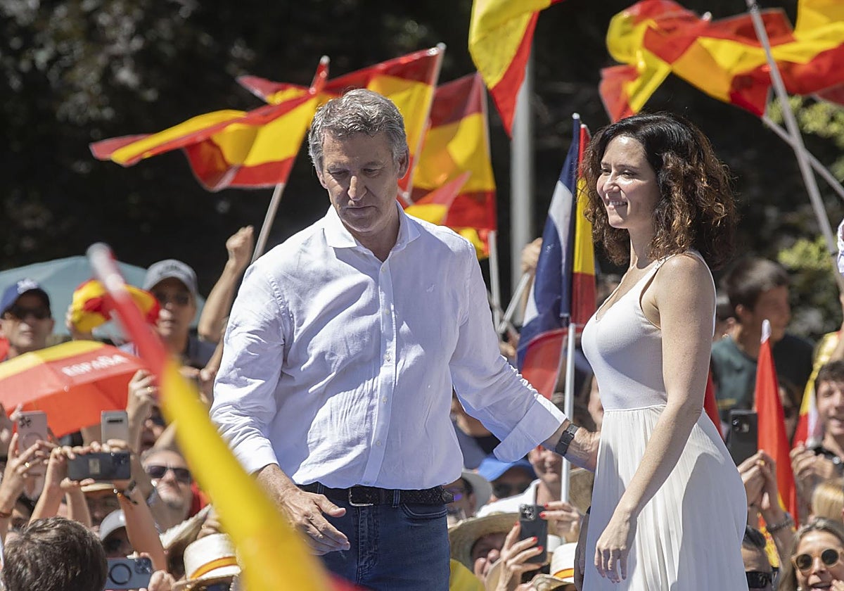 El presidente del Partido Popular, Alberto Núñez Feijóo, junto a la presidenta de la Comunidad de Madrid, Isabel Díaz Ayuso