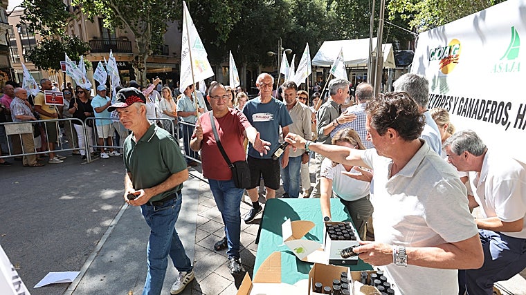 El campo cordobés vuelve a salir a la calle para protestar: aceite gratis y &#039;teatro&#039; para reclamar una PAC fuerte