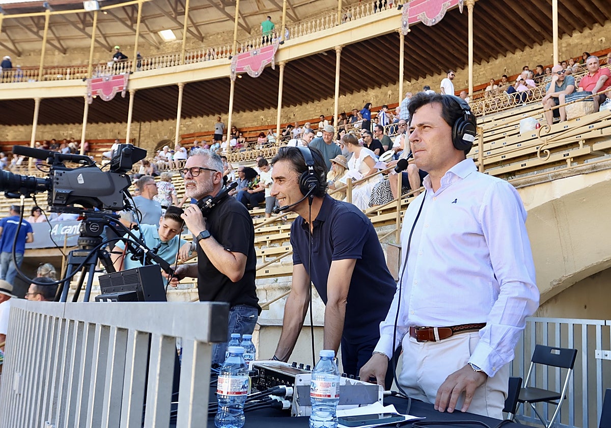 Jorge Casals presenta el programa taurino La Plaça con Marta García en À Punt