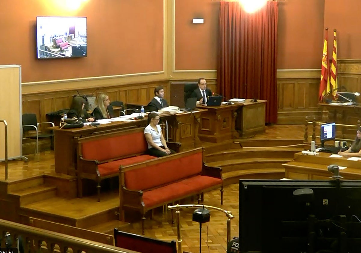 Montserrat N., la aspirante a 'mossa' acusada de maltratar y matar a su novia, durante el primer día del juicio en el Palacio de Justicia de Barcelona