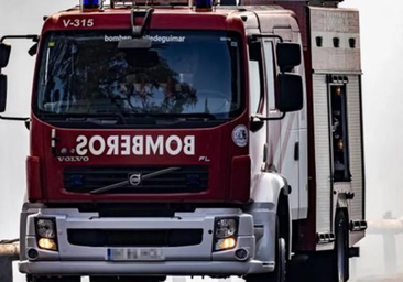 Un agresivo incendio arrasa un matadero de pollos en Extremadura