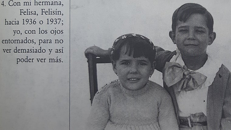 El poeta con su hermana en 1936, su familia se trasladó a Barcelona
