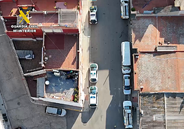 Cortan la luz a okupas con 42 enganches ilegales en casas donde plantaban marihuana en Valencia