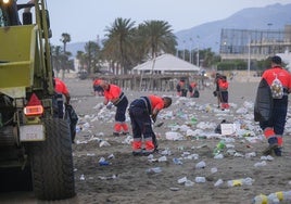 El ejército de 'duendes' que limpia las playas de Málaga en San Juan