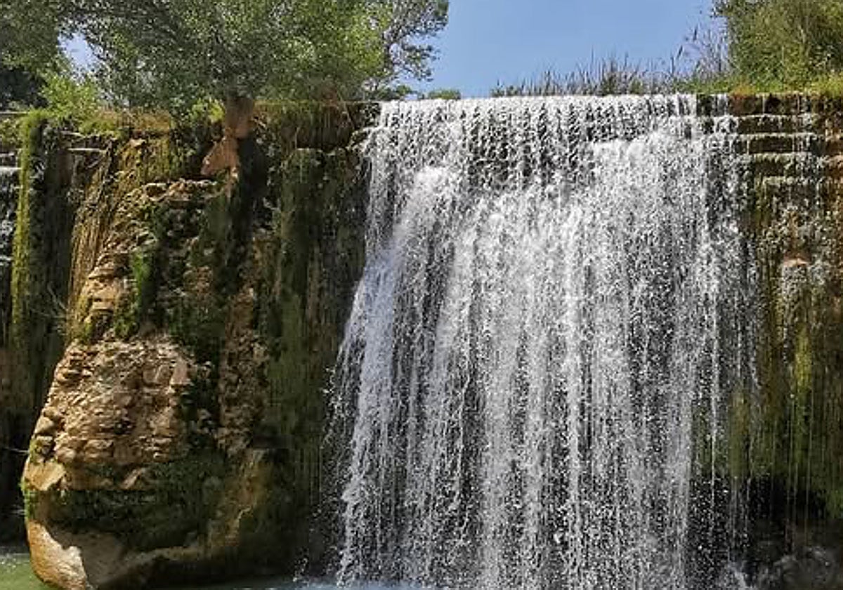 El típico salto de Pozán del río Vero está muy concurrida por bañistas