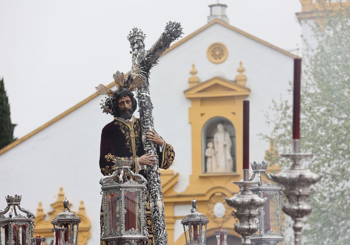 La fachada de la parroquia de San José y Espíritu Santo, tras el Señor de los Reyes