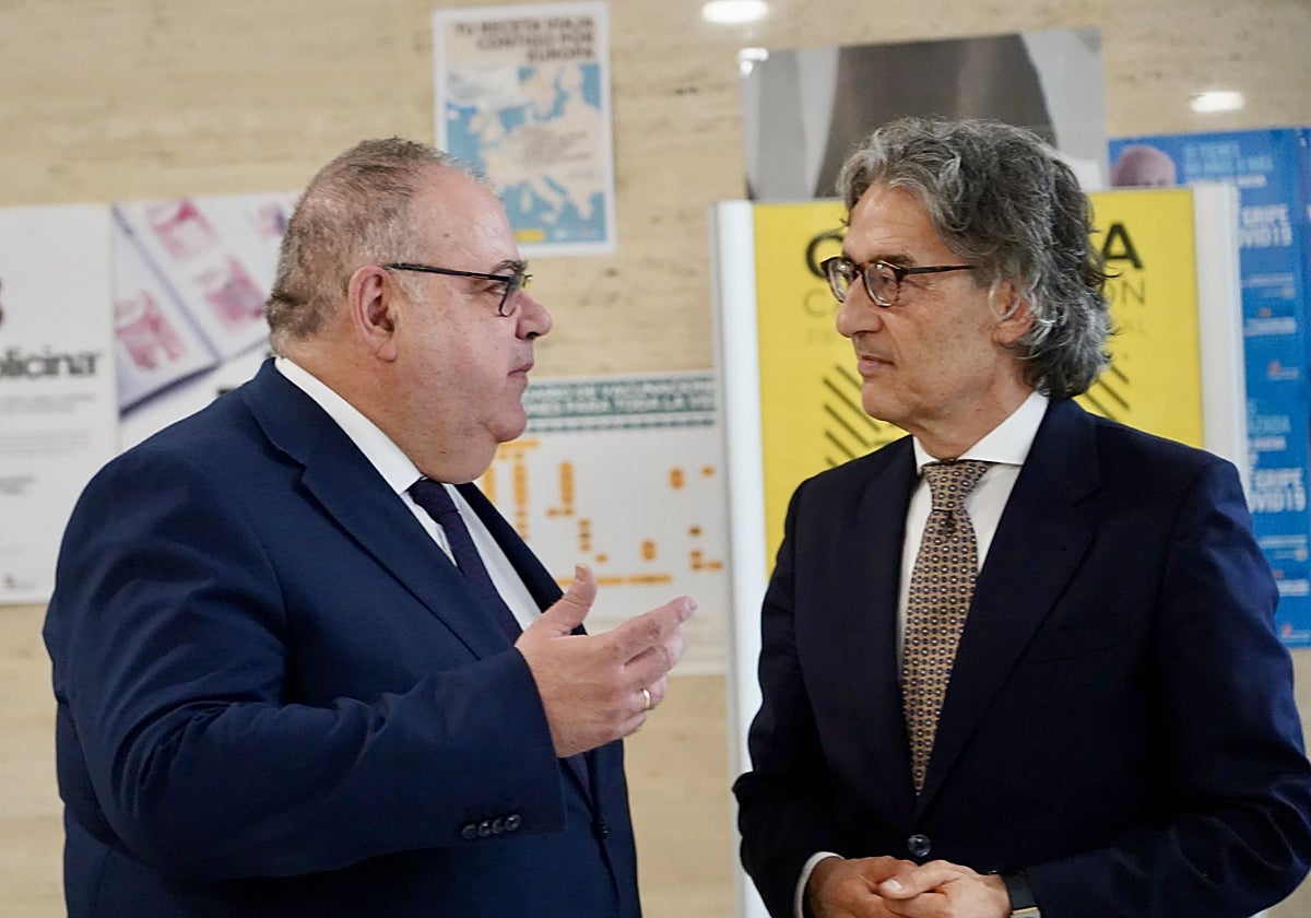 El consejero Alejandro Vázquez conversa con el fiscal superior de la Comunidad, Santiago Mena