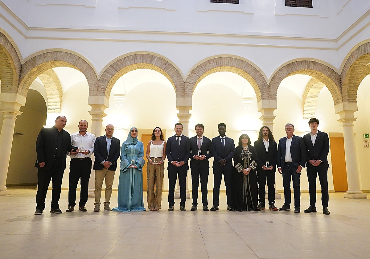 Juanma Moreno junto con los galardonados en la foto de familia tras la entrega de los premios