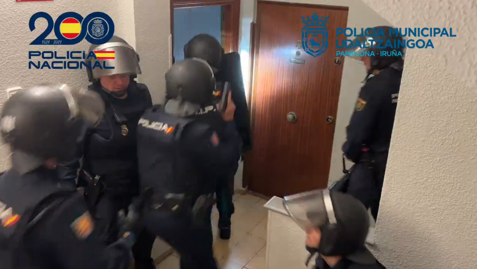 Momento en el que la policía entra en uno de los domicilos