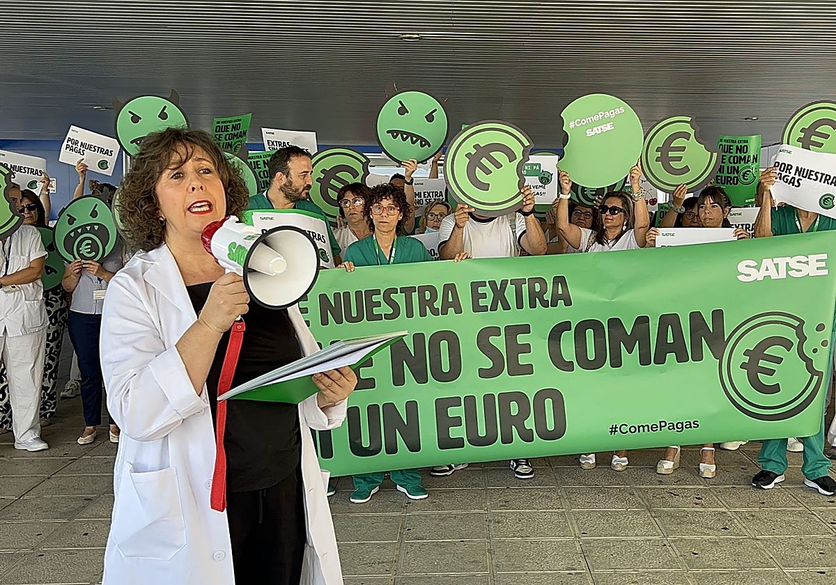 Protesta de las enfermeras y 'fisios' a las puertas del hospital, con Gemma Torrejón, delegada de Satse Toledo, en primer plano