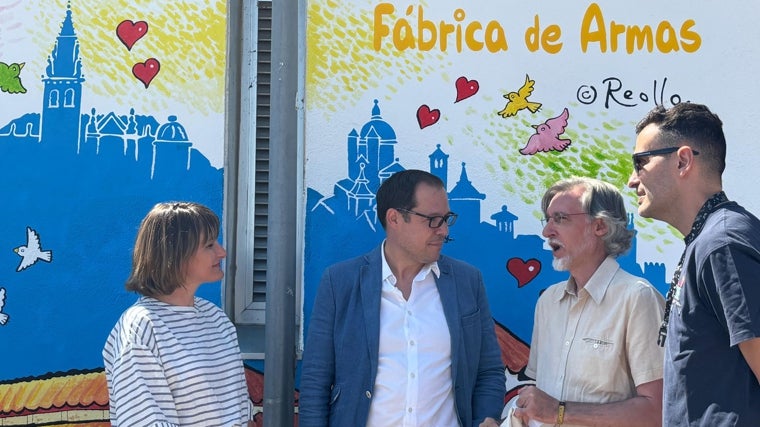 El concejal de Educación, Daniel Morcillo, conversa con Toni Reollo, en presencia del director del colegio Fábrica de Armas, Miguel Ventas, y miembros de la comunidad educativa
