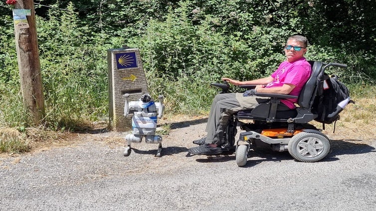 El peculiar acompañante del Camino: «Con los robots evitas problemas porque no juzgan, simplemente actúan»