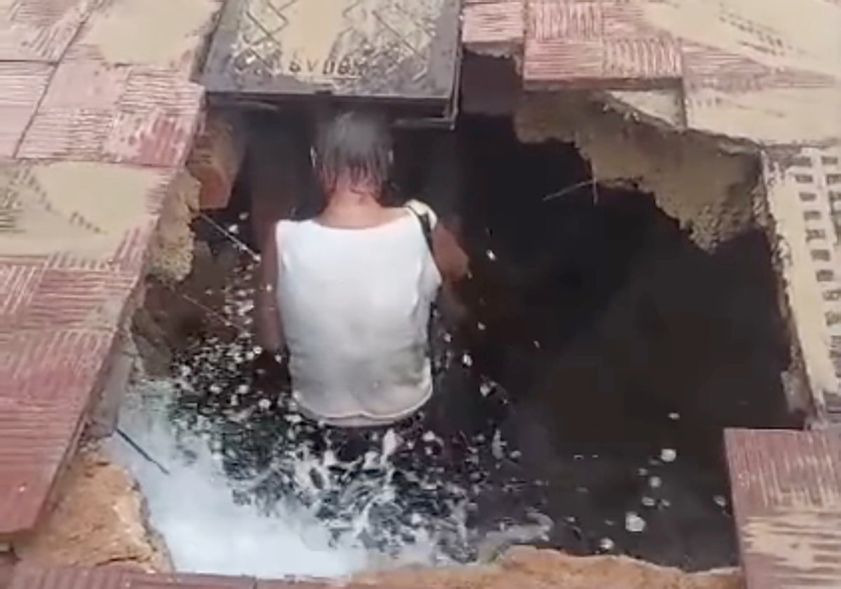 Agujero en el que cayeron dos personas tras la rotura de una tubería subterránea en Matalascañas