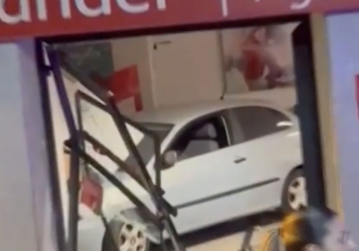 Uno de los coches utilizadoso en el asalto al banco