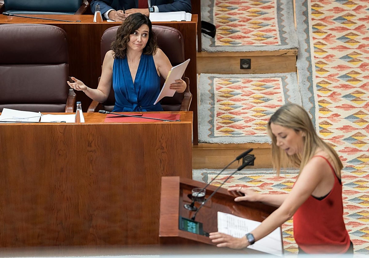 Isabel Díaz Ayuso y la portavoz socialista, Mar Espinar, en el último Pleno de la Asamblea