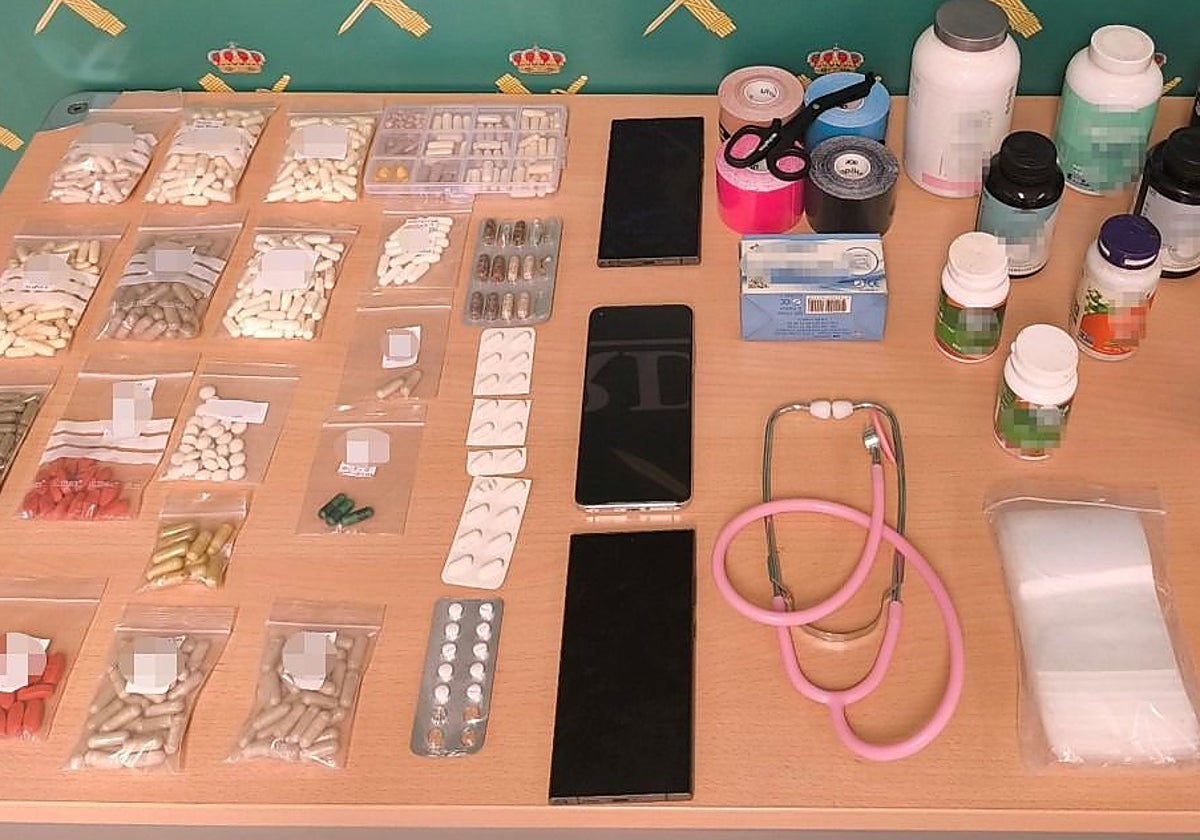 Parte de las pastillas y material intervenido a la falsa doctora y su hijo