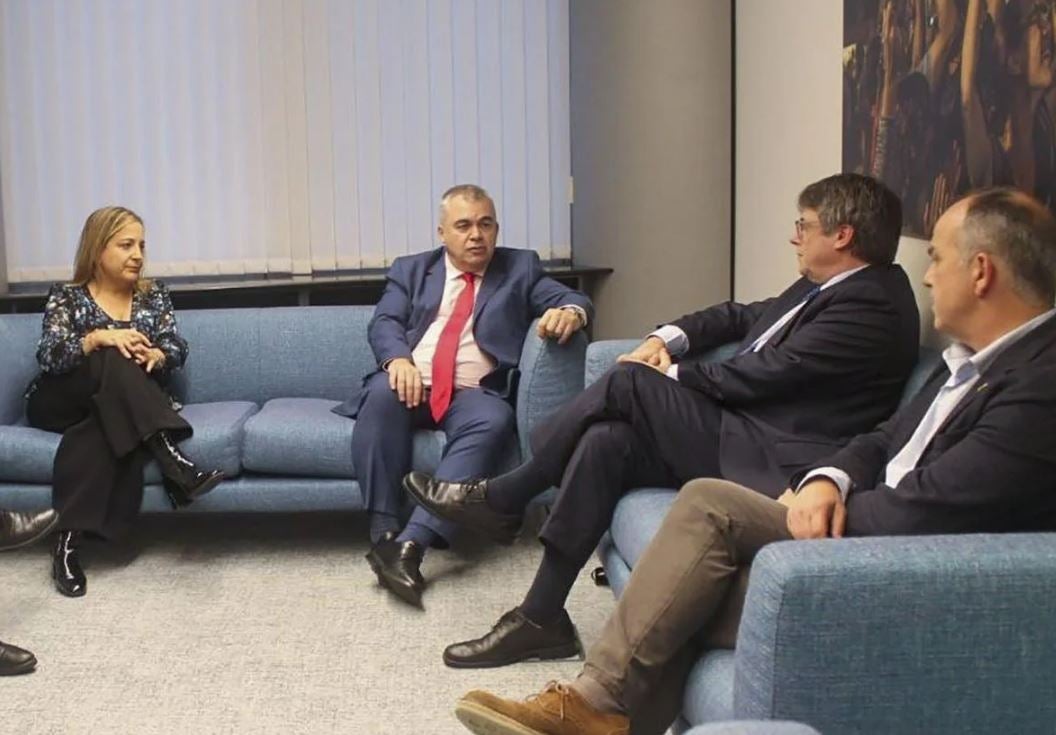 Cerdán, en el medio, junto a Puigdemont en una de las reuniones por la ley de amnistía