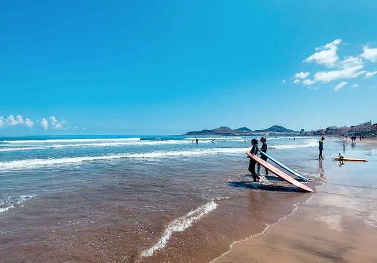 Surfistas en la zona de La Cícer