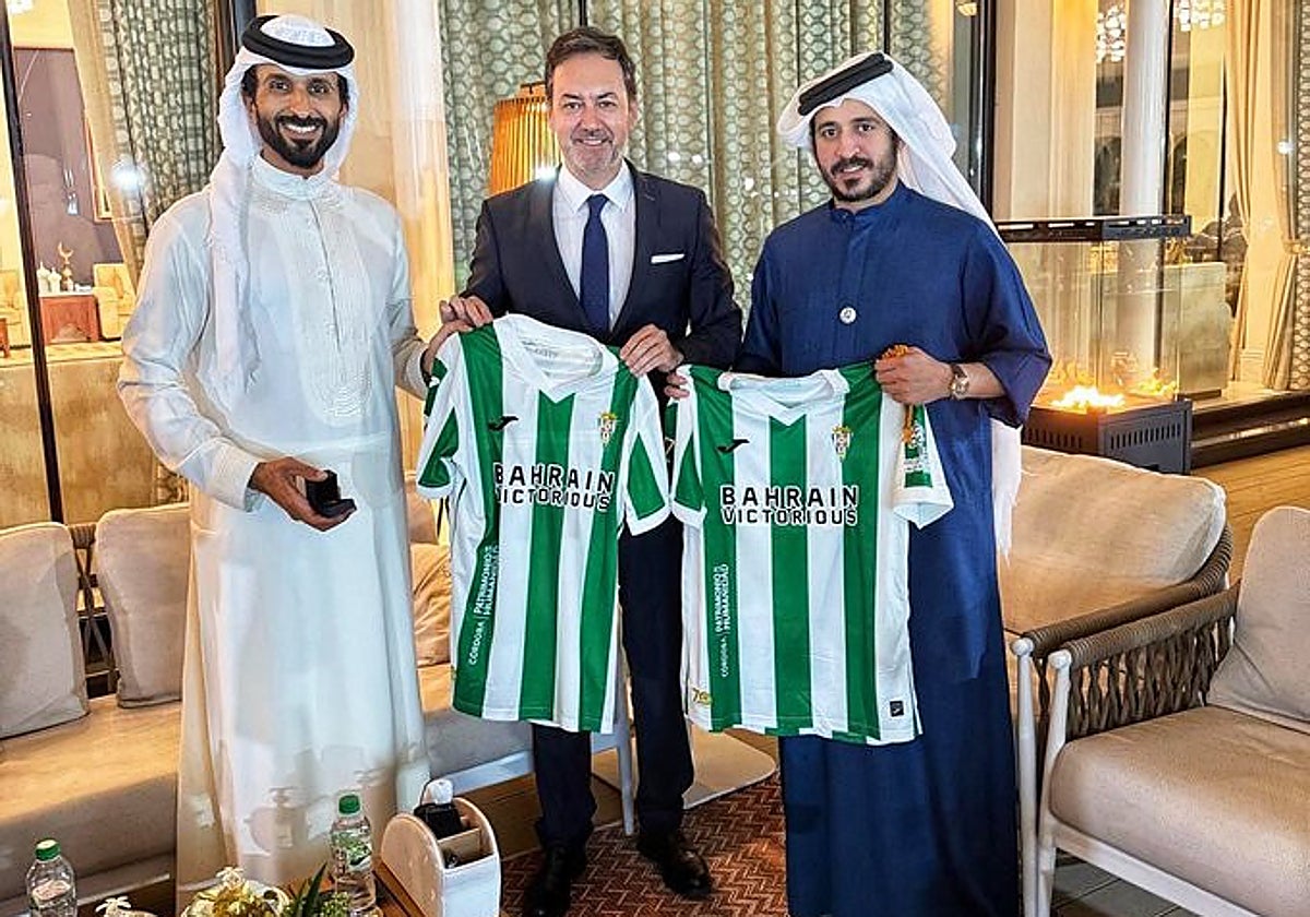 El CEO del Córdoba, Monterrubio junto a los príncipes de Baréin Nasser y Khaled Hamed Al Khalifa