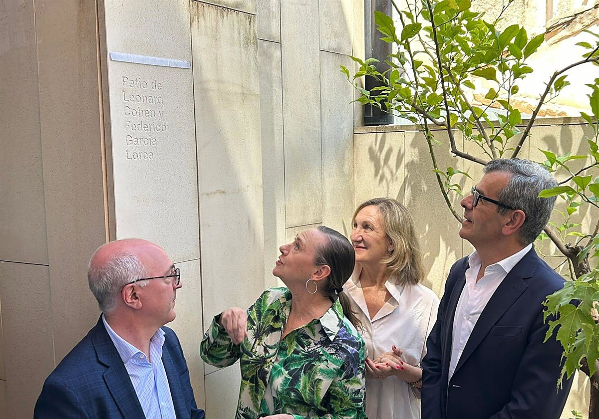 Laura García Lorca descubre la placa en el centro cultural dedicado a la figura de su tío
