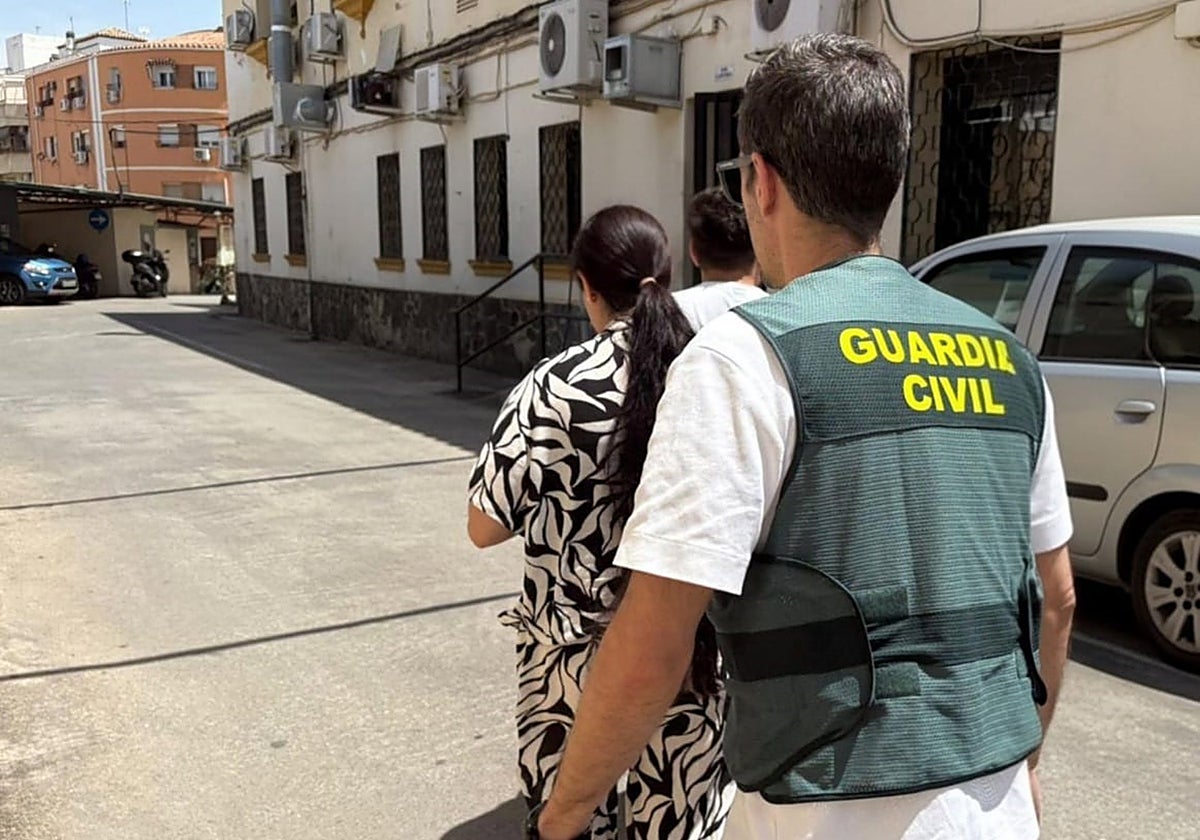 Agente de la Guardia Civil con la detenida