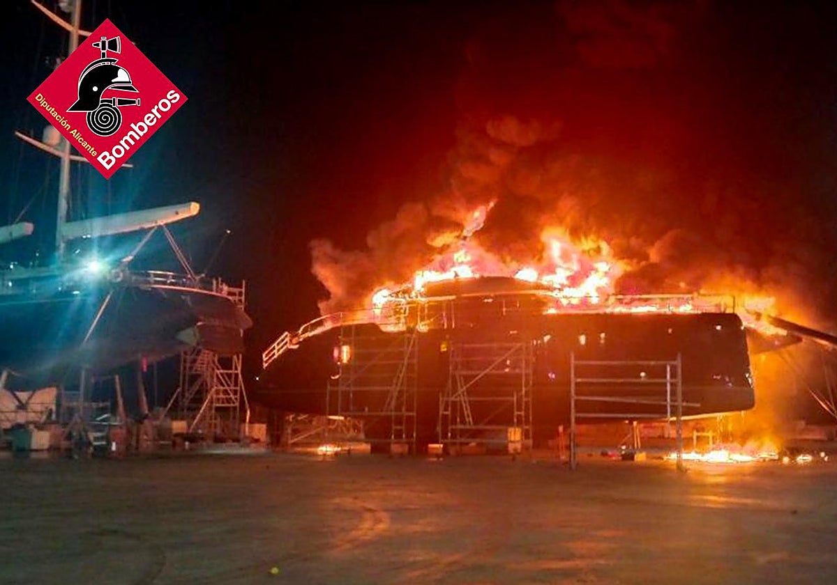 Imagen del catamarán incendiado de madrugada en el puerto de Denia