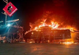 Arde un catamarán de 21 metros con bandera polaca en un aparatoso incendio en el puerto de Denia