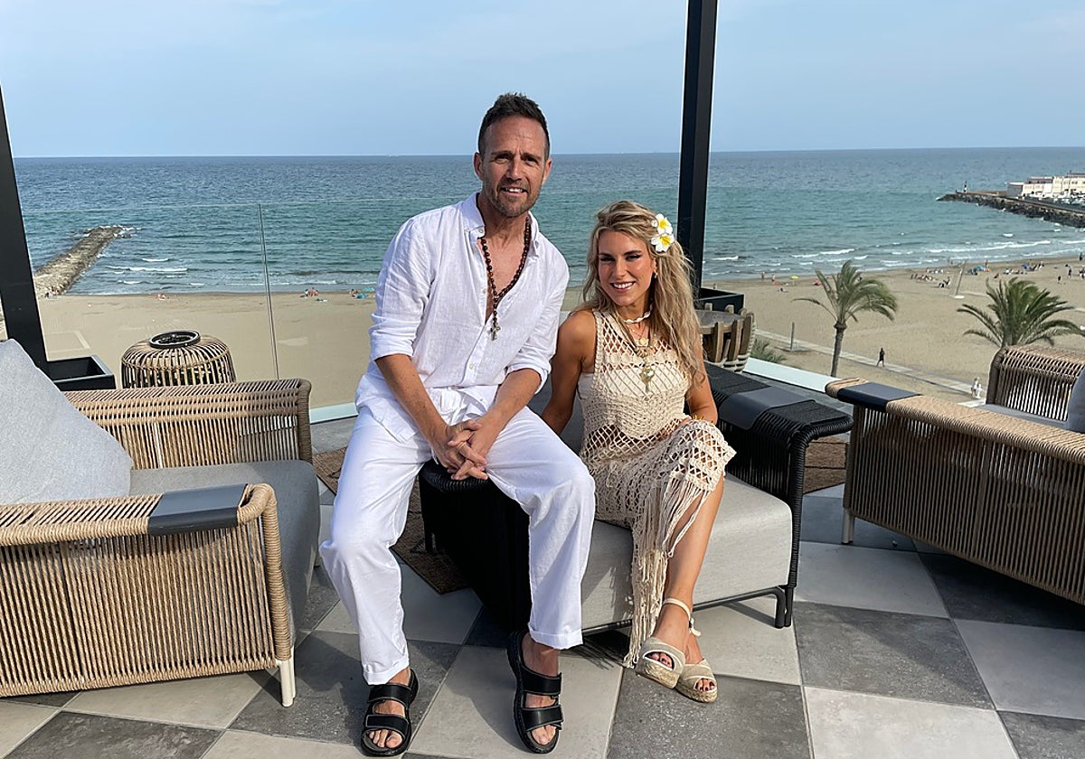 Imagen de Eduard Forés y Maria Fuster, presentadores del nuevo programa de À Punt 'A la fresca'