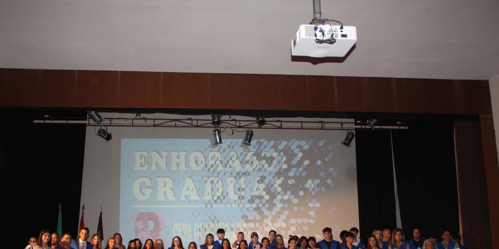 Los alumnos de  CEPA  finalizan el curso con la entrega de diplomas y bandas correspondientes