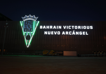 Así luce ya el nuevo aspecto de El Arcángel con su letrero iluminado por la noche