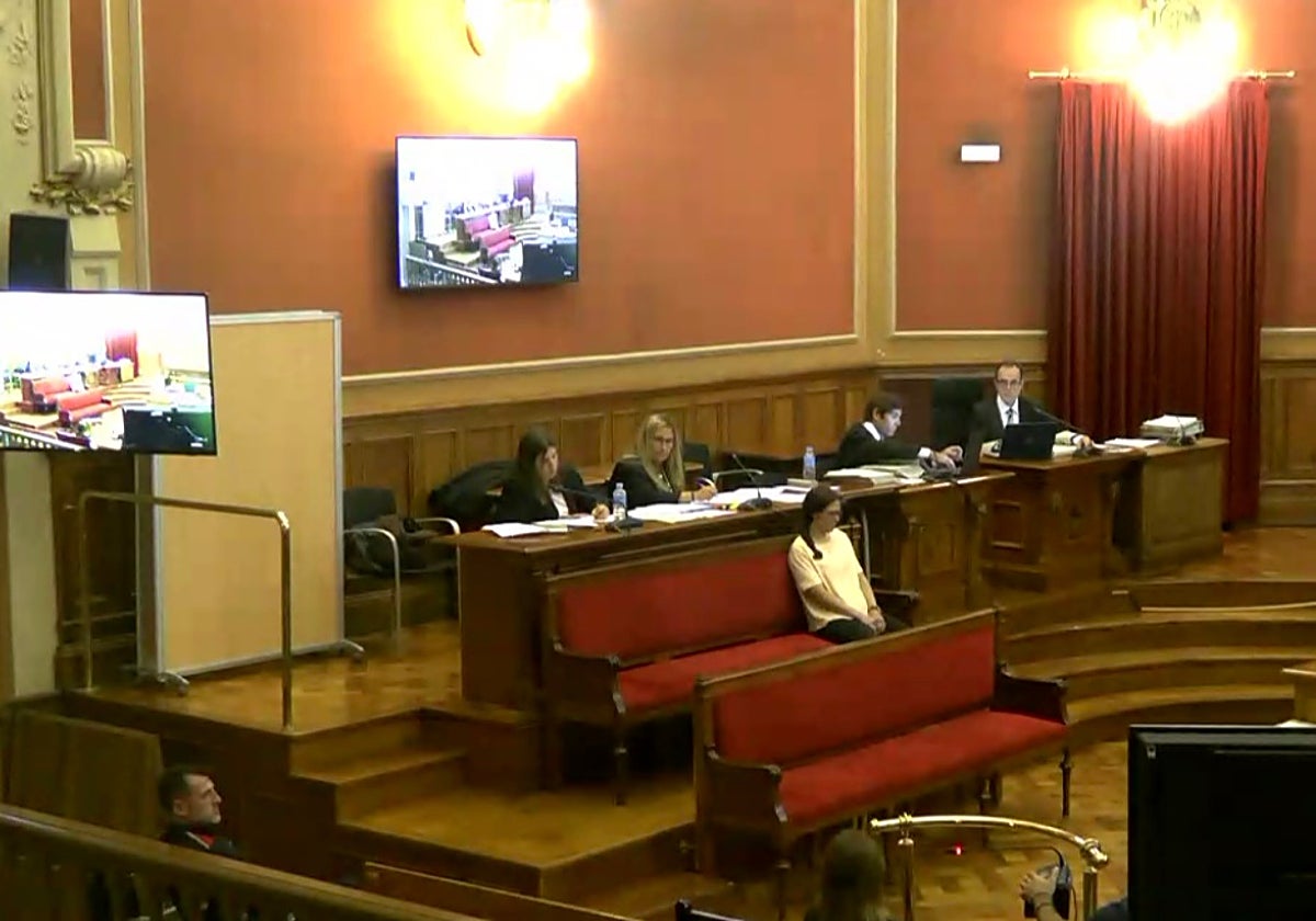 Eva, declarando como testigo en el juicio contra Montserrat N., acusada de maltratar y asesinar a su expareja Aleix