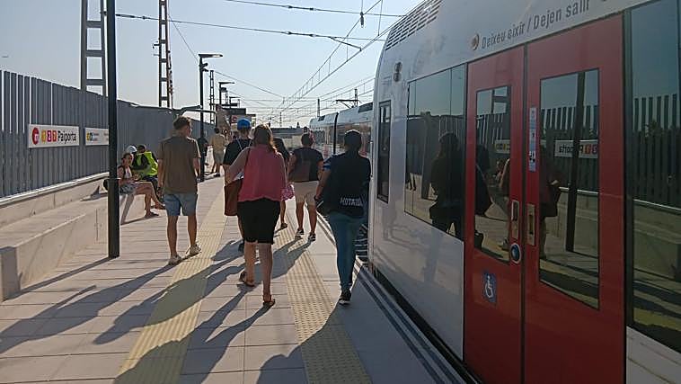 El metro regresa a la zona cero de la dana ocho meses después: «Hacía muchísima falta»
