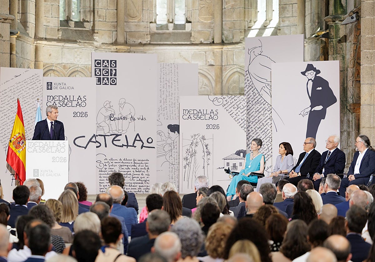 Rueda se dirige a los cinco premiados con las medallas Castelao, este sábado en Santiago