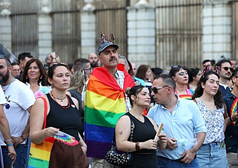 Imagen secundaria 1 - Varios instantes de la marcha desde la plaza de Zocodover hasta la del Ayuntamiento. A la derecha, Sara y Domingo, de Bolo Bolo, leyeron el manifiesto, que finalizó con: «aspiramos a un Orgullo, y a una vida, crítica, comunitaria y combativa»