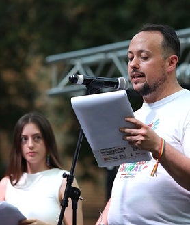 Imagen secundaria 2 - Varios instantes de la marcha desde la plaza de Zocodover hasta la del Ayuntamiento. A la derecha, Sara y Domingo, de Bolo Bolo, leyeron el manifiesto, que finalizó con: «aspiramos a un Orgullo, y a una vida, crítica, comunitaria y combativa»