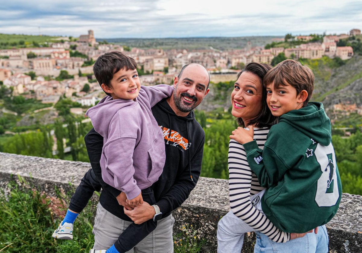 Iago, Antonio, Verónica y Hugo en el mirador de Sepúlveda (Segovia)