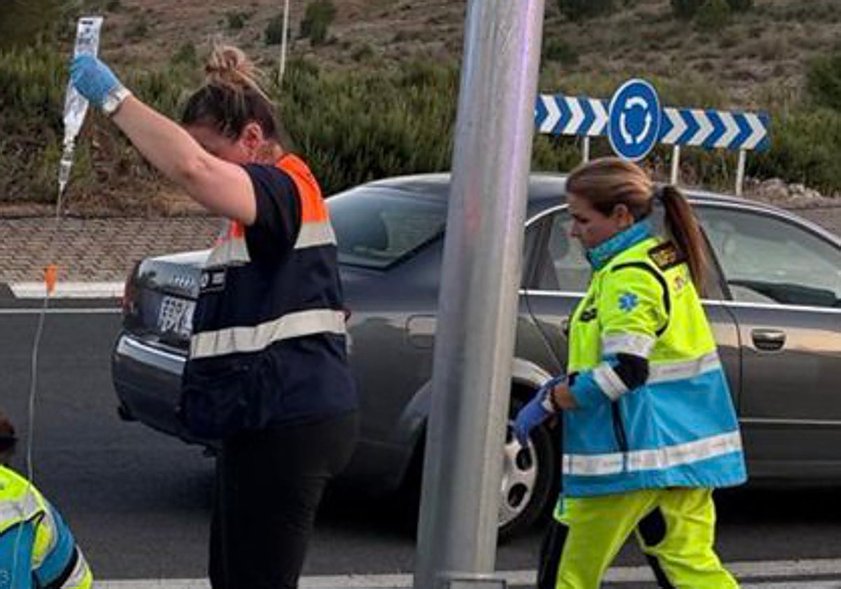 Los facultativos del Summa 112 atienden al hombre accidentado en Rivas