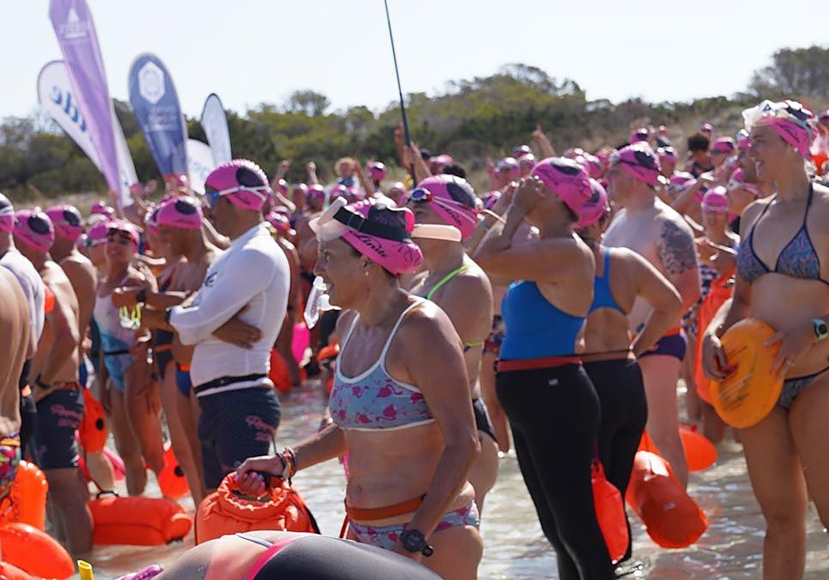 Participantes de la 26ª edición de la Vuelta a Formentera nadando contra la fibrosis quística.