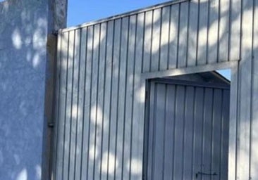 Encierra a un ladrón en su vivienda tras darse cuenta de su presencia gracias a una cámara de seguridad