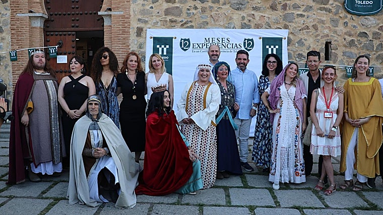 Romera con los concejales toledanos José Manuel Velasco y Marisol Illescas, junto a los integrantes del grupo de teatro