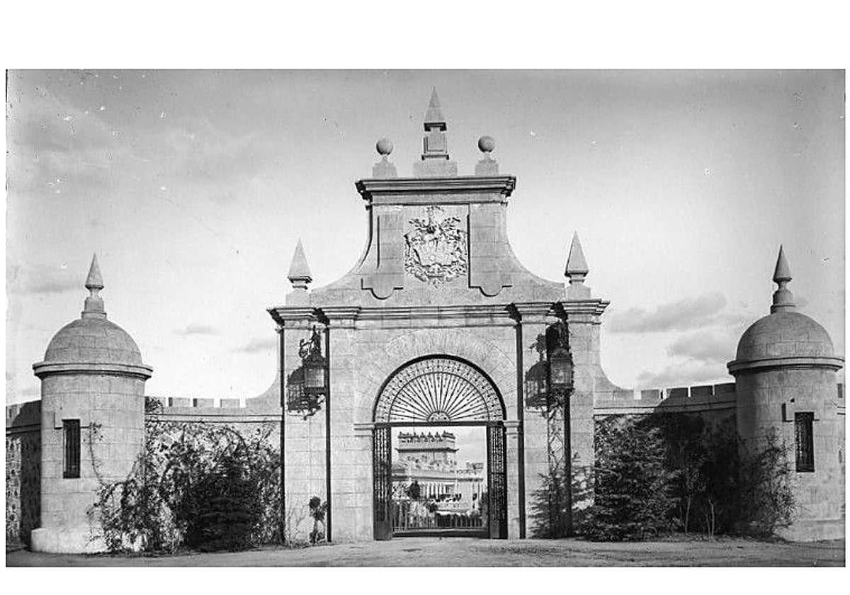 Entrada monumental al palacio de la Sisla con la verja de Julio Pascual y los emblemas de las armas del matrimonio Pelizaeus. IPCE, Fotografía del conde de Polentinos (ca. 1925)