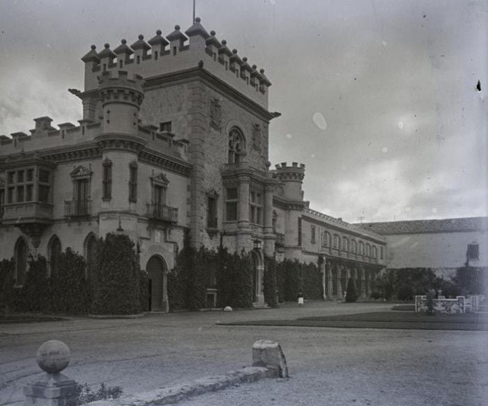 Fachada interior del palacio de la Sisla. Al parecer, en 1920, el arquitecto Joaquín Saldaña López no halló en España antecedentes de residencias similares a las francesas situadas a orillas del Loira. Aquí solo abundaban severos castillos feudales. IPCE, Fotografía del conde de Polentinos (ca. 1925)
