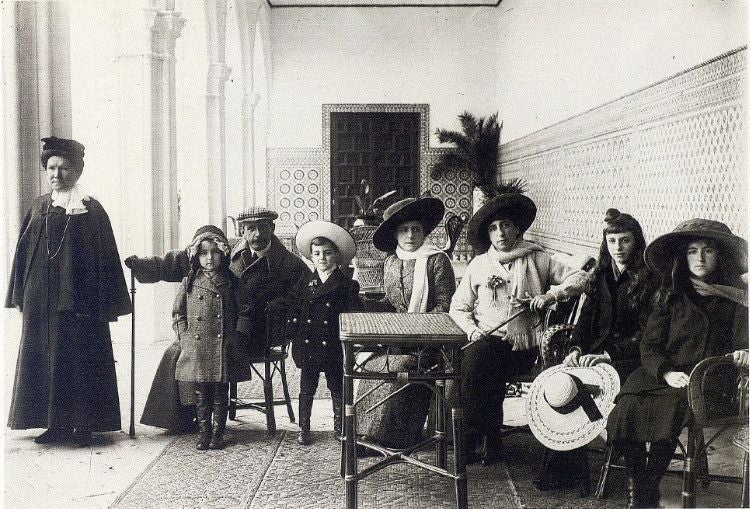 Grupo familiar, posiblemente del matrimonio Pelizaeus, en la galería de la Sisla. Este espacio, hasta el siglo XIX, fue el claustro de los jerónimos. Archivo Histórico Provincial de Toledo. Fondo Rodríguez