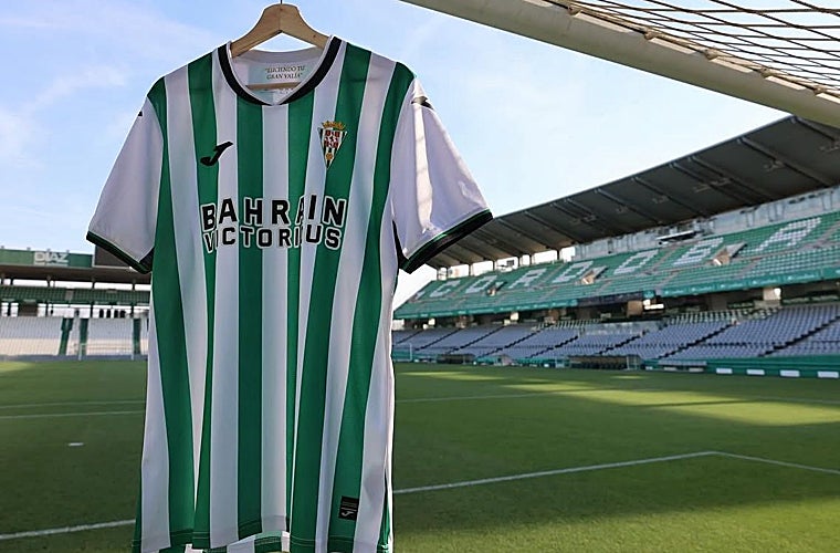 El Córdoba CF vuelve a los orígenes «con un toque retro» en su nueva camiseta para la temporada 2025/2026